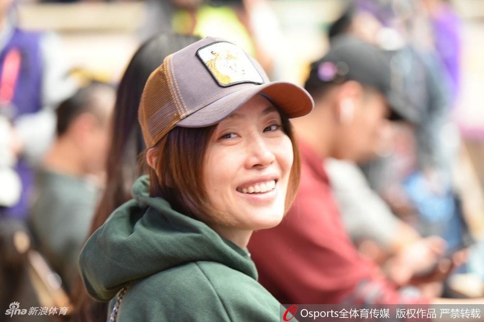 惠若琪现身女排半决赛津苏大战