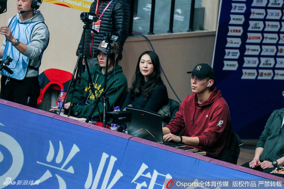 惠若琪现身女排半决赛津苏大战