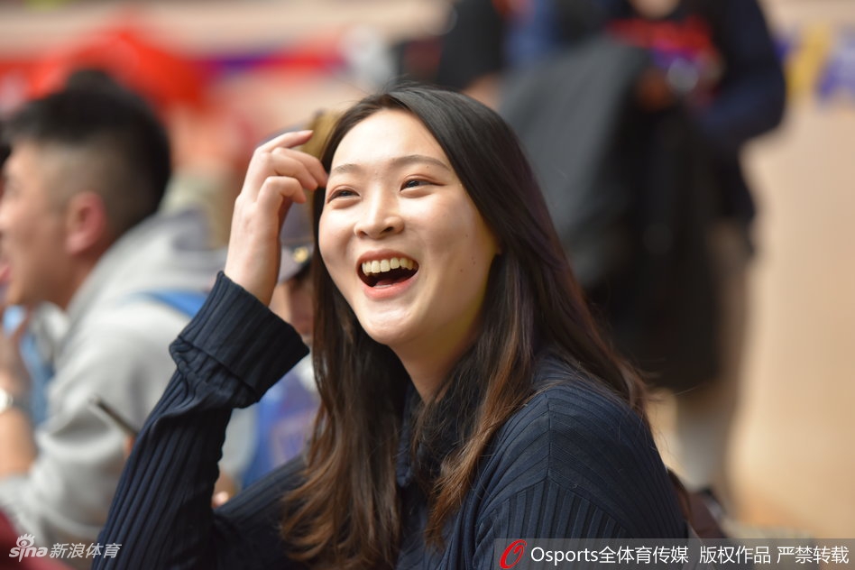 惠若琪现身女排半决赛津苏大战