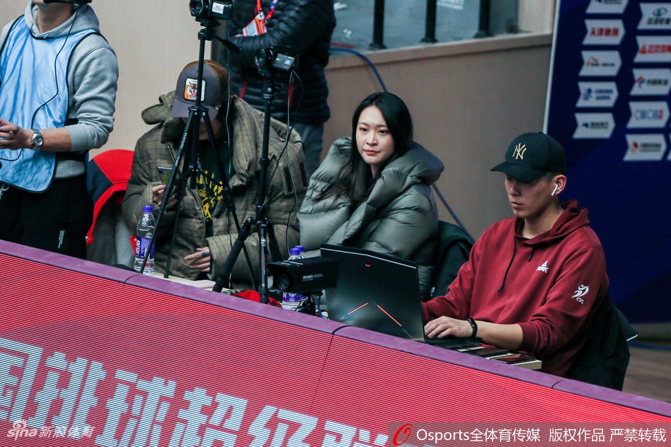 惠若琪现身女排半决赛津苏大战