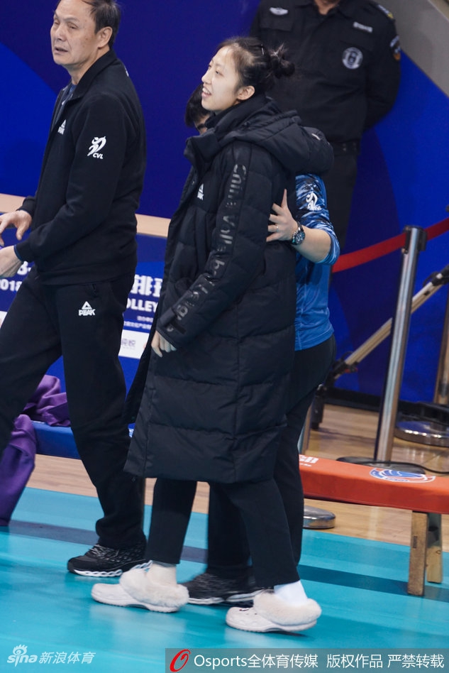 揪心！排超八强战丁霞意外受伤