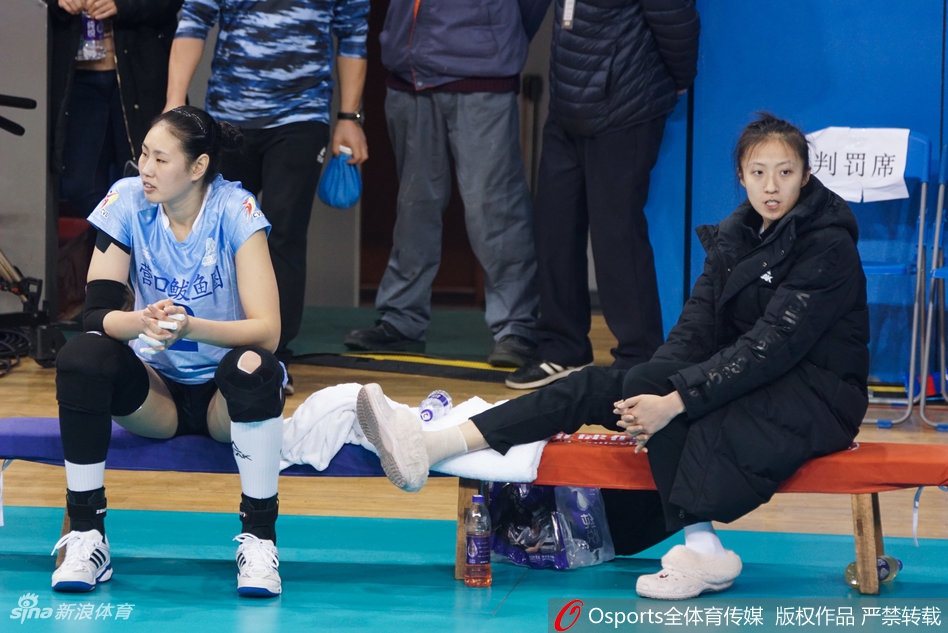 揪心！排超八强战丁霞意外受伤