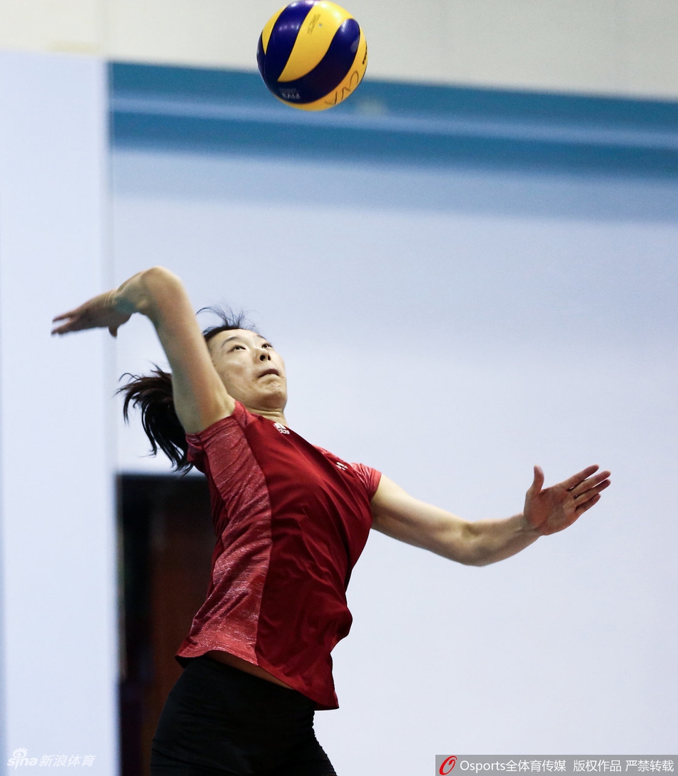 中国女排集训郎导亲自上阵监督队员
