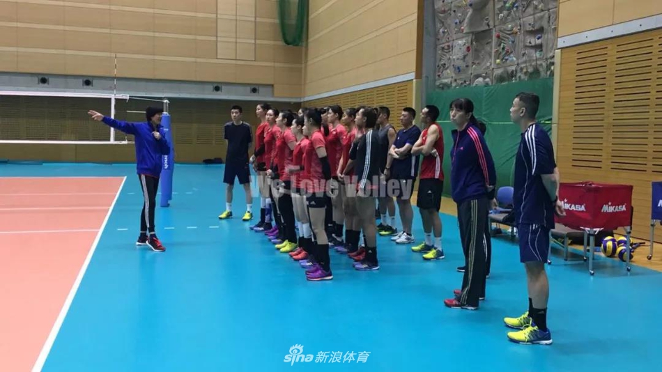 中国女排抵达日本火速开练
