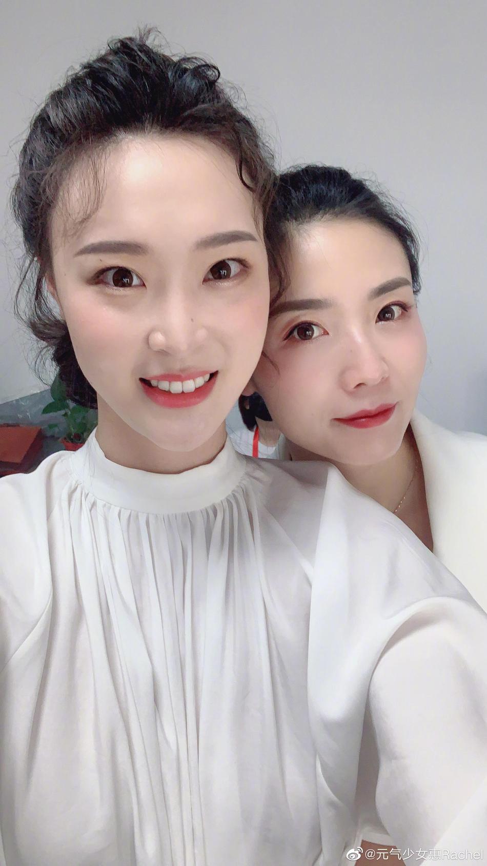 惠若琪晒女排“五虎将” 合影