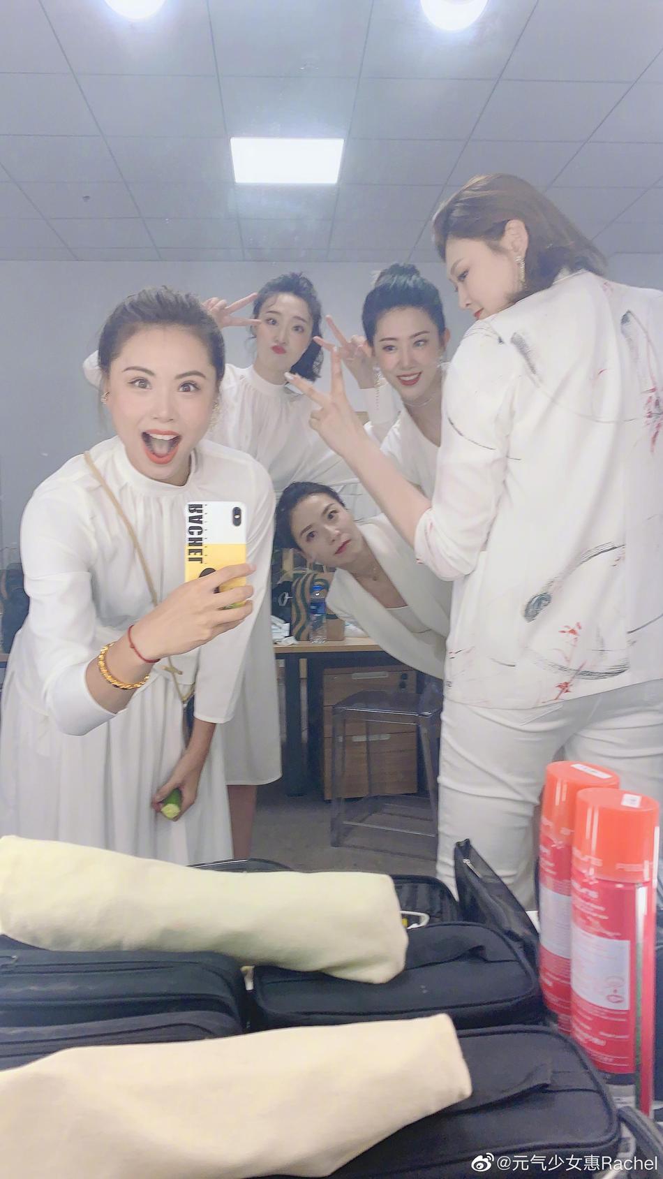 惠若琪晒女排“五虎将” 合影