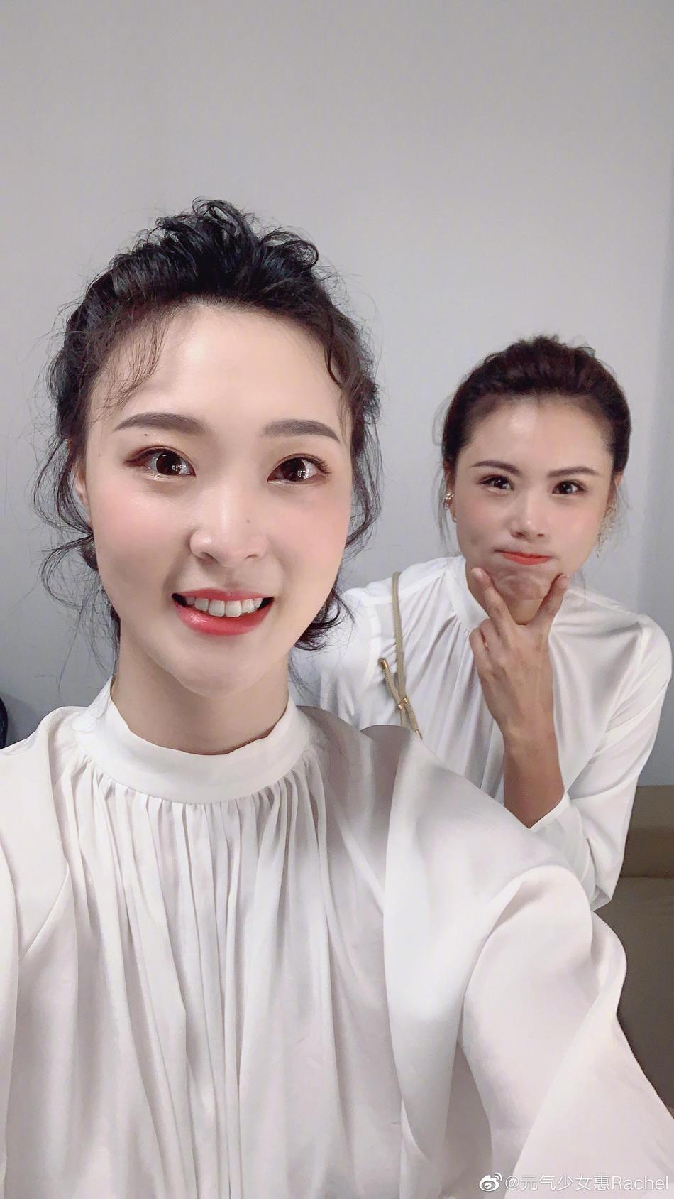 惠若琪晒女排“五虎将” 合影