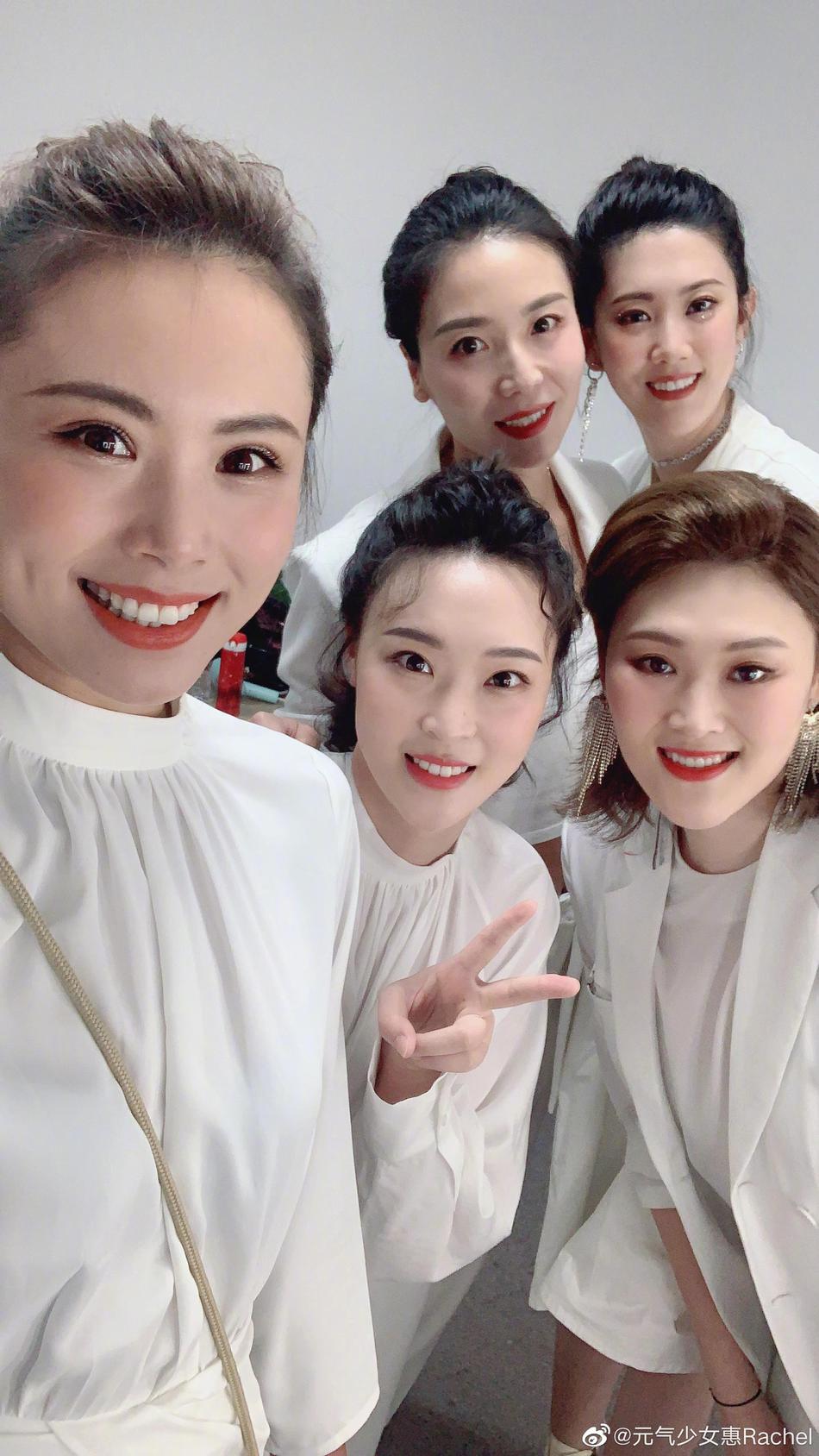 惠若琪晒女排“五虎将” 合影