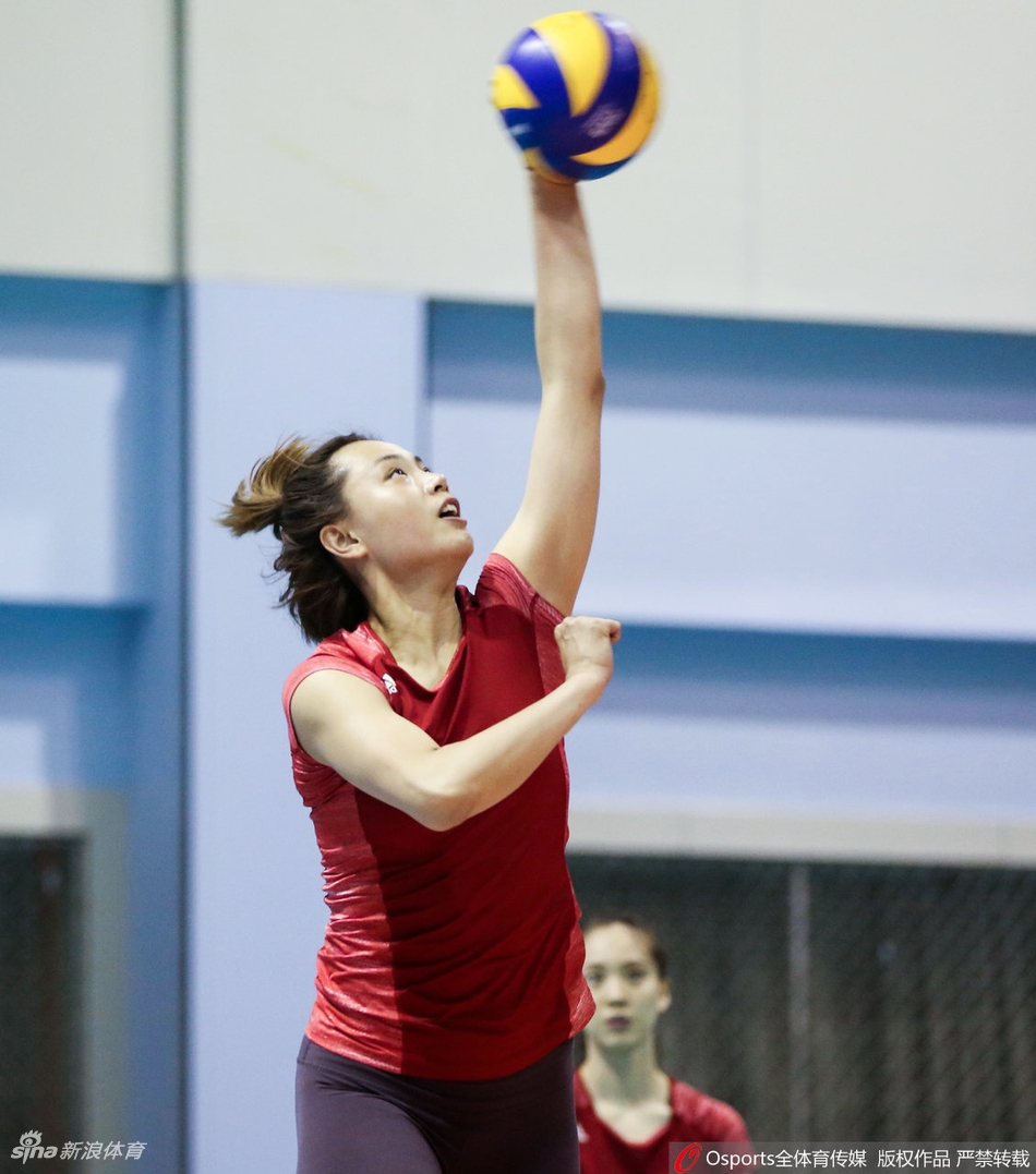 中国女排集训郎导亲自上阵监督队员