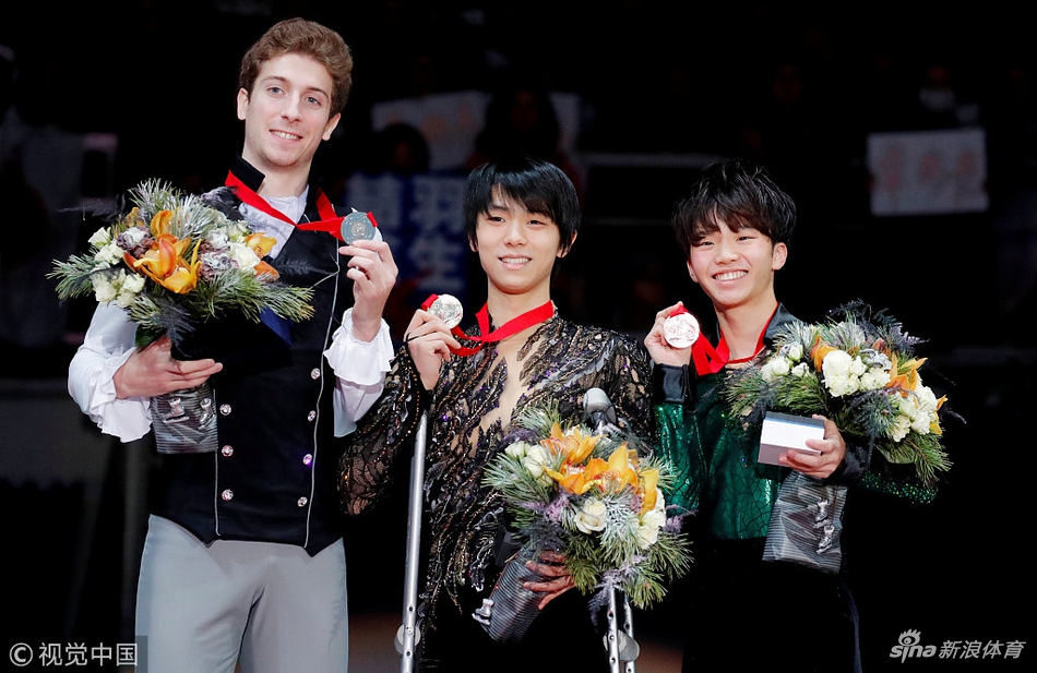 花滑大奖赛羽生结玄夺冠拄拐出席