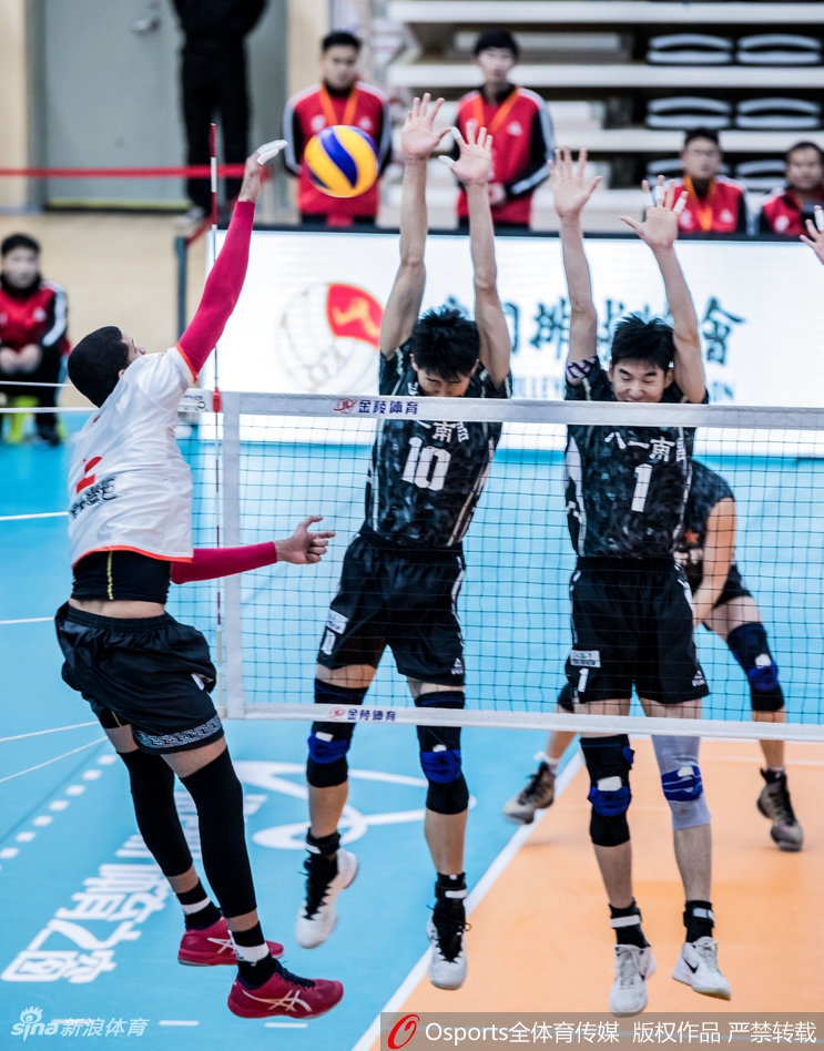 八一男排输球后主帅砸球员泄愤