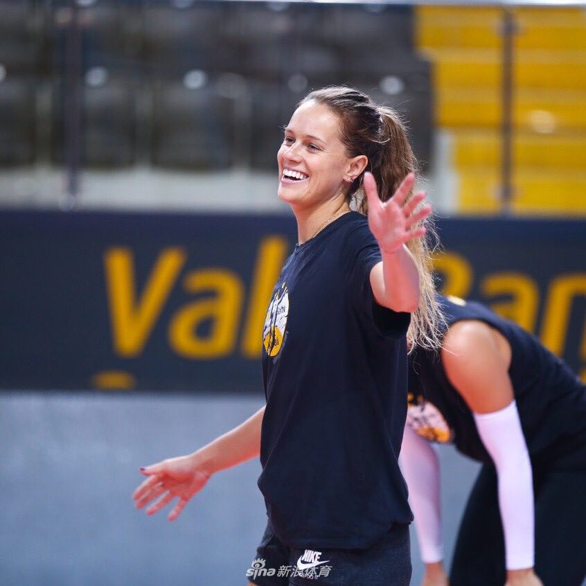 朱婷领衔瓦基弗银行众将训练