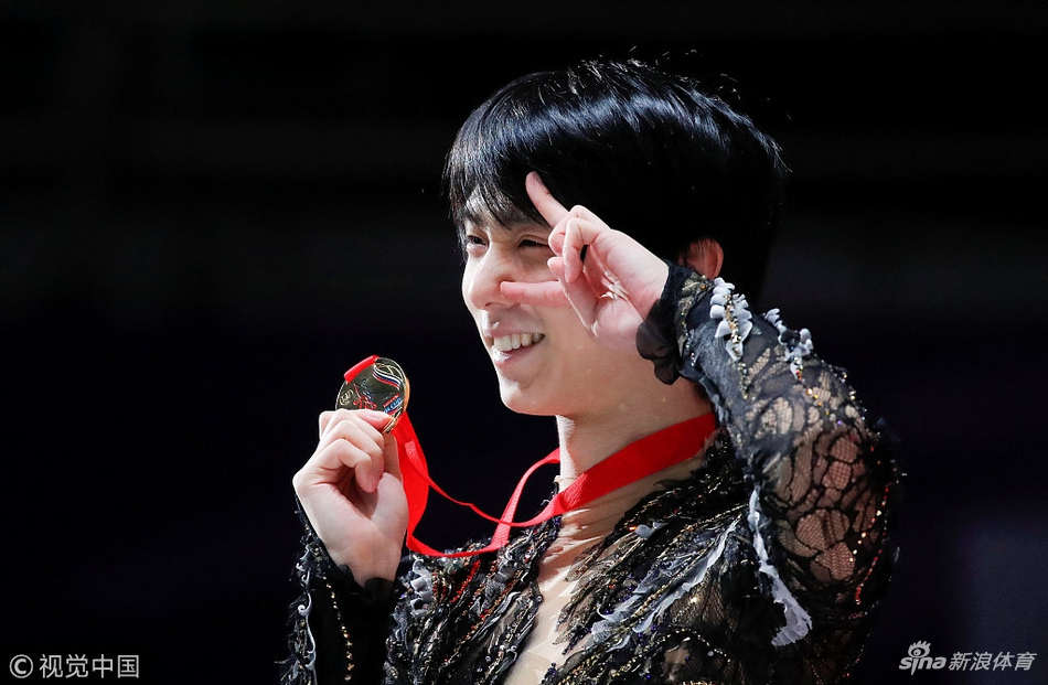 花滑大奖赛羽生结玄夺冠拄拐出席