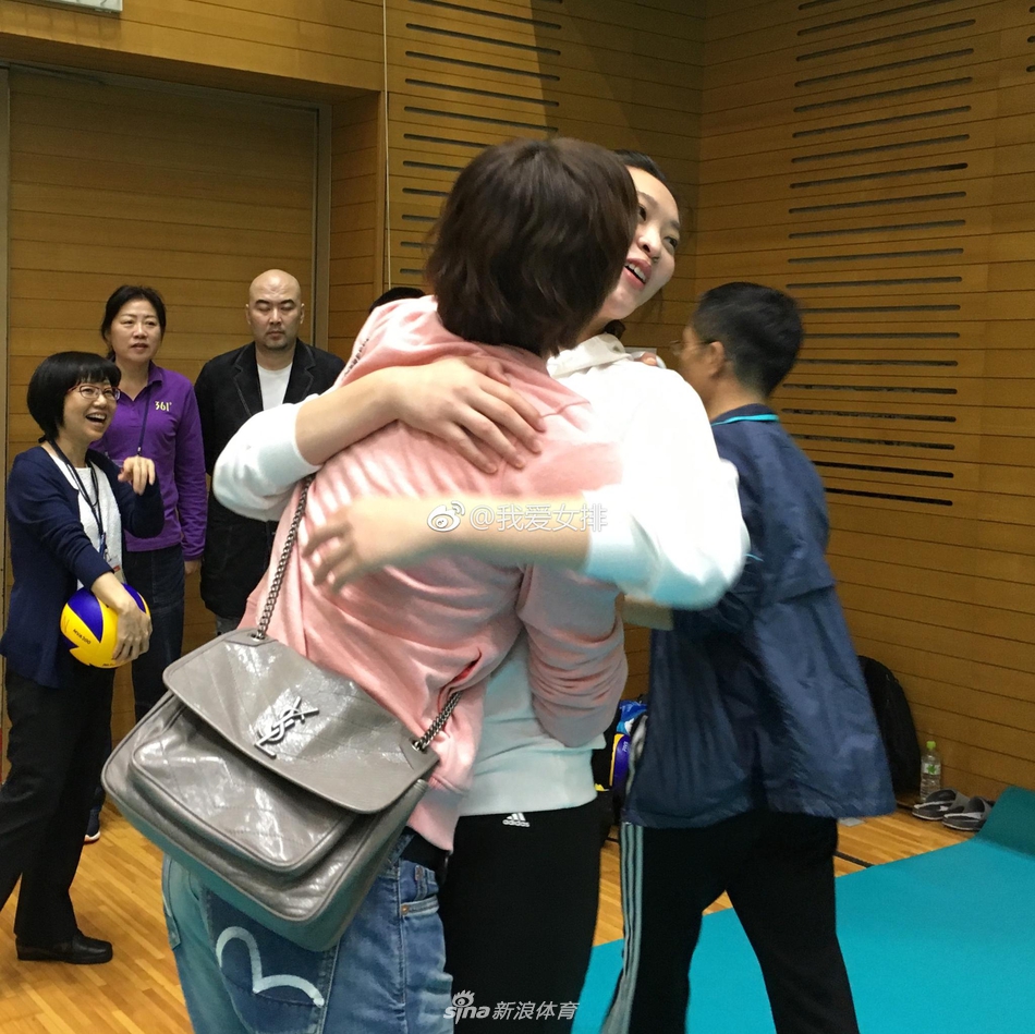 惠若琪魏秋月探营中国女排集训