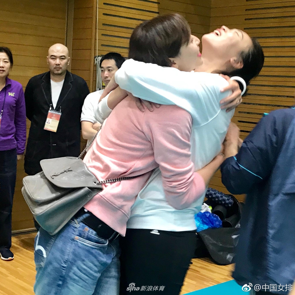 惠若琪魏秋月探营中国女排集训