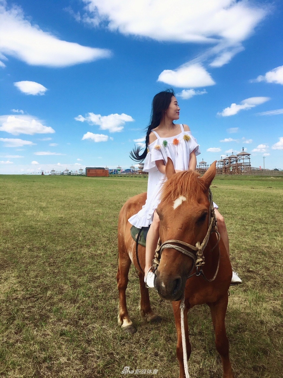 06 11:43:29 1 / 9 纯真少女呼伦贝尔大草原骑马放飞自我,景美人更美