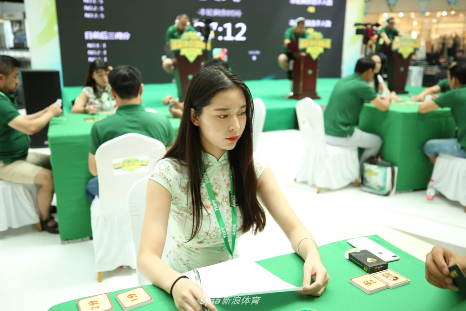 美女发牌员亮相tupt途游扑克锦标赛