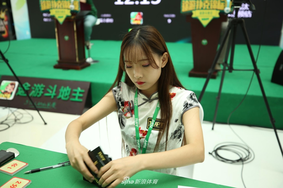 美女发牌员亮相tupt途游扑克锦标赛