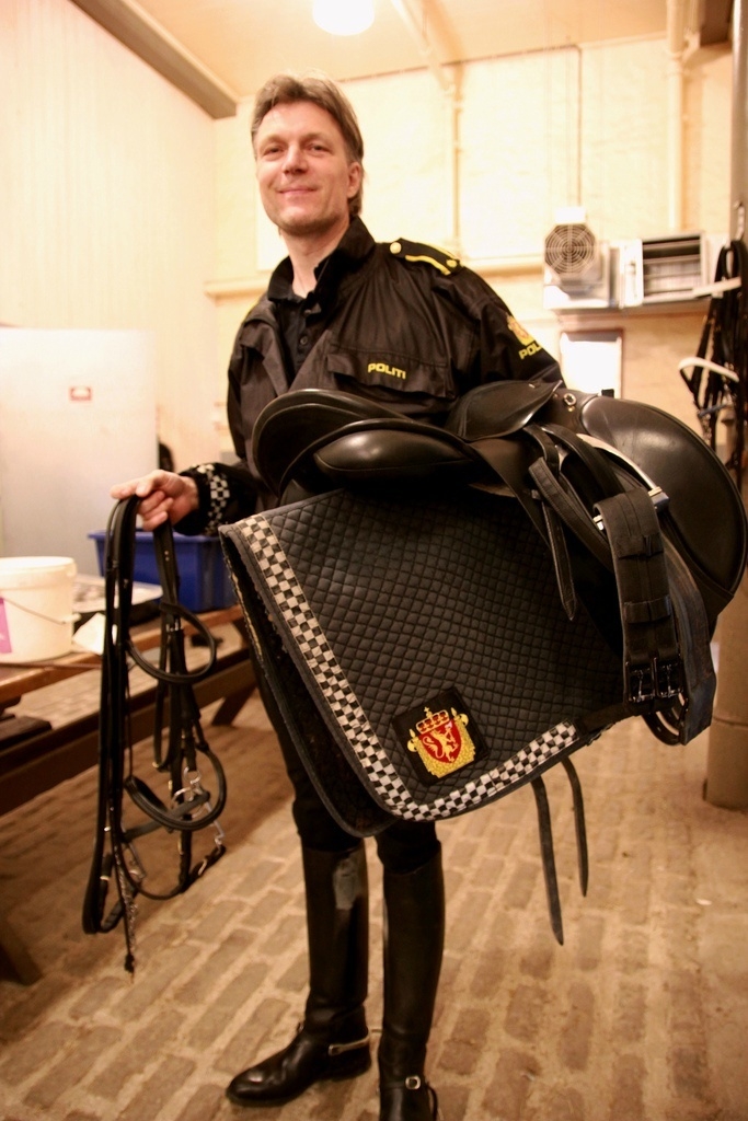 挪威帅气骑警大叔与他的爱马_高清图集_新浪网