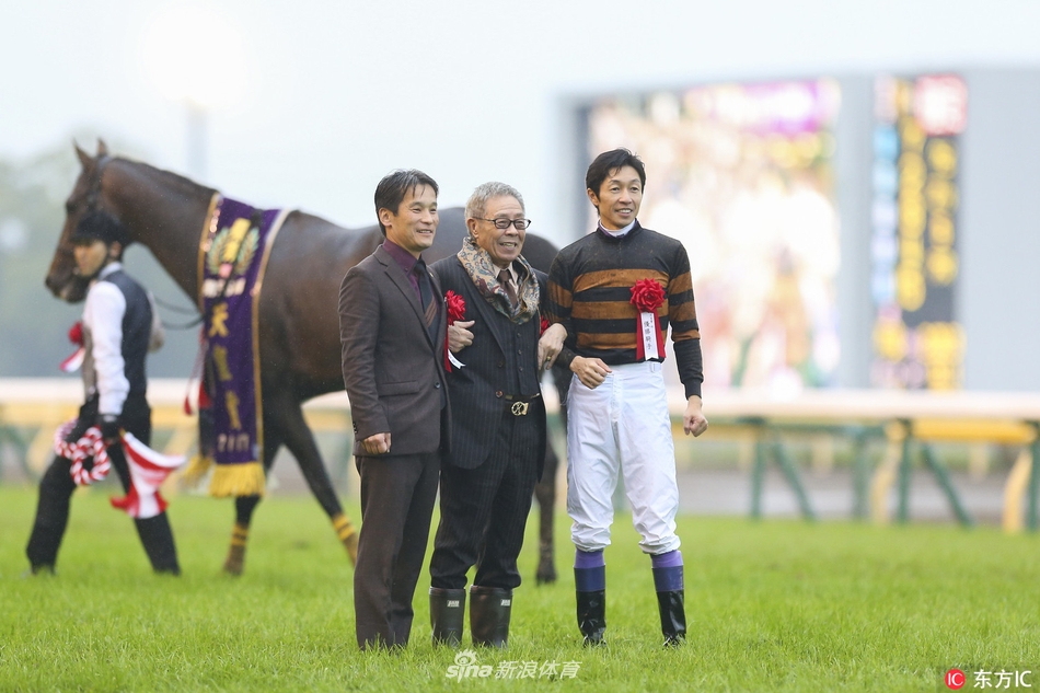 日本天皇赏(秋)马赛优胜骑手受贺