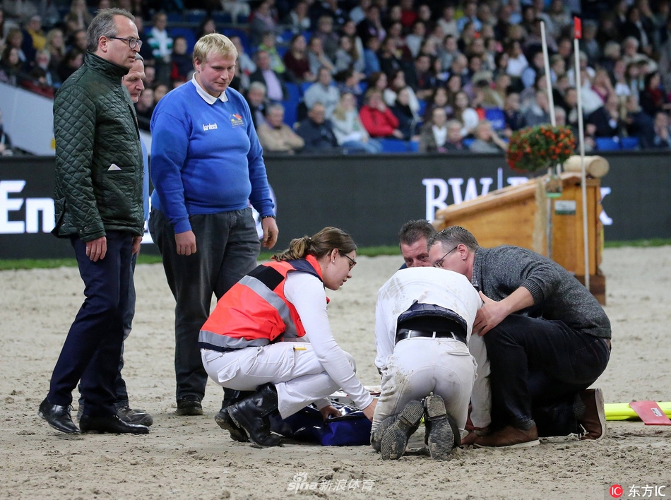 惊险!马术大师赛法国骑手意外摔马