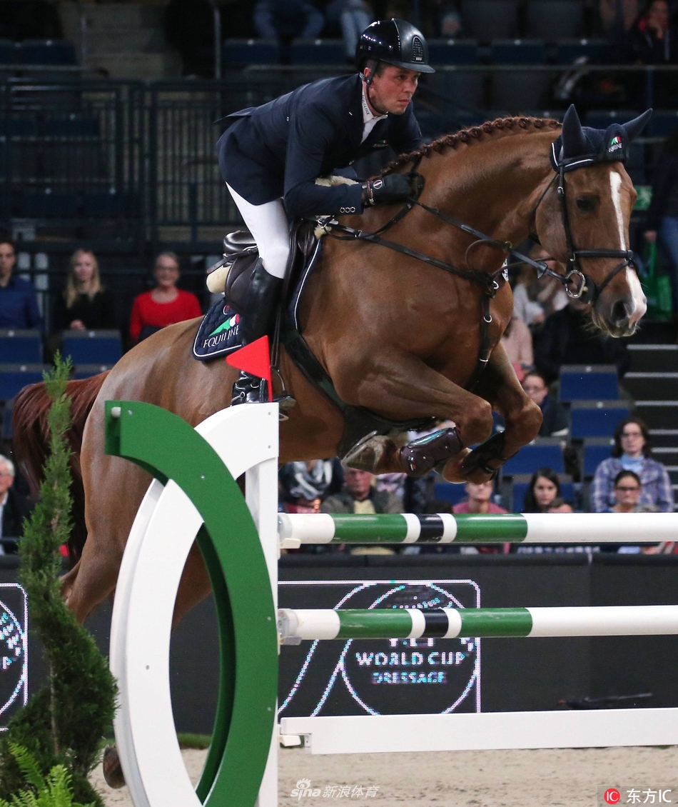 德国马术大师赛上演双重视觉盛宴