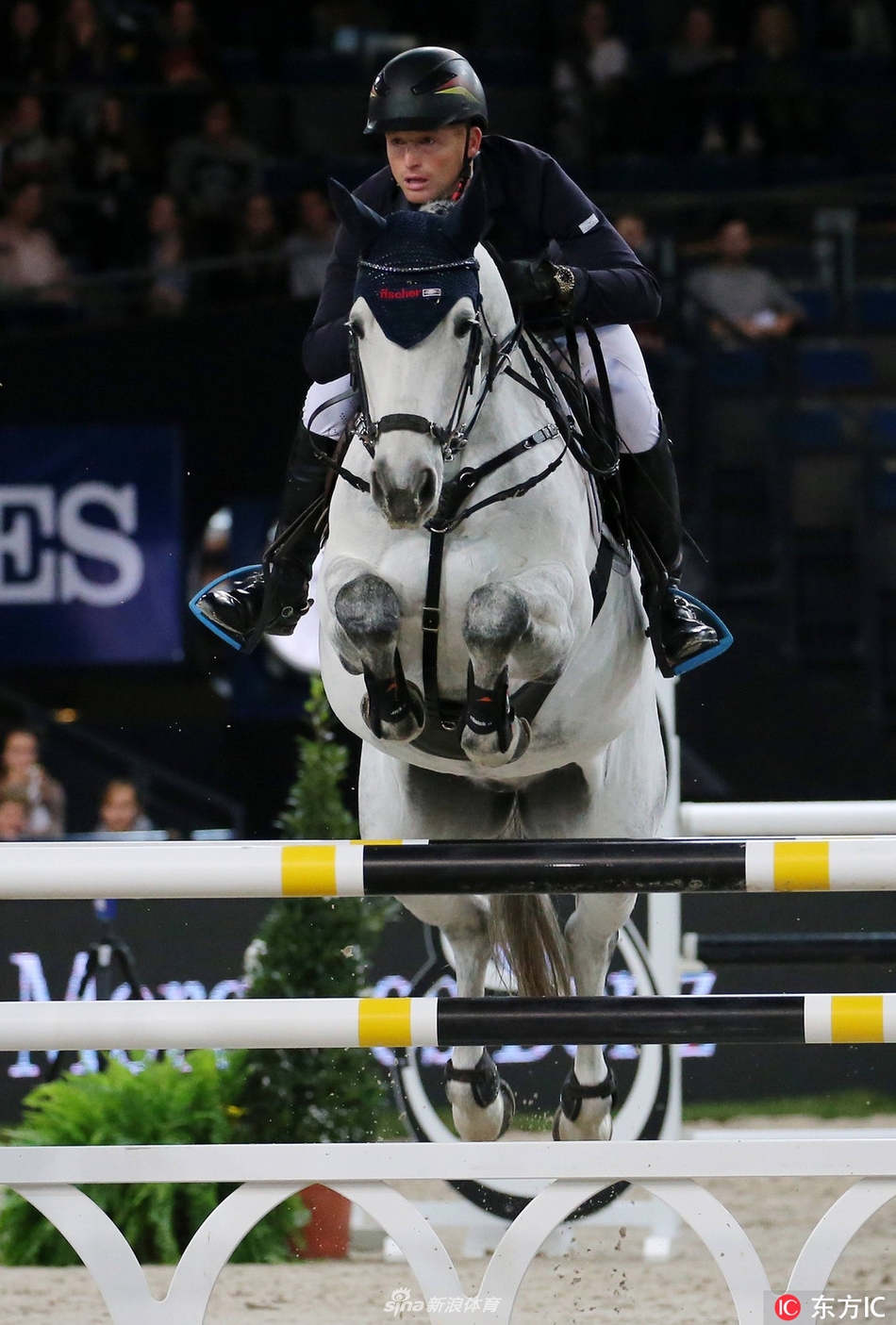 德国马术大师赛上演双重视觉盛宴