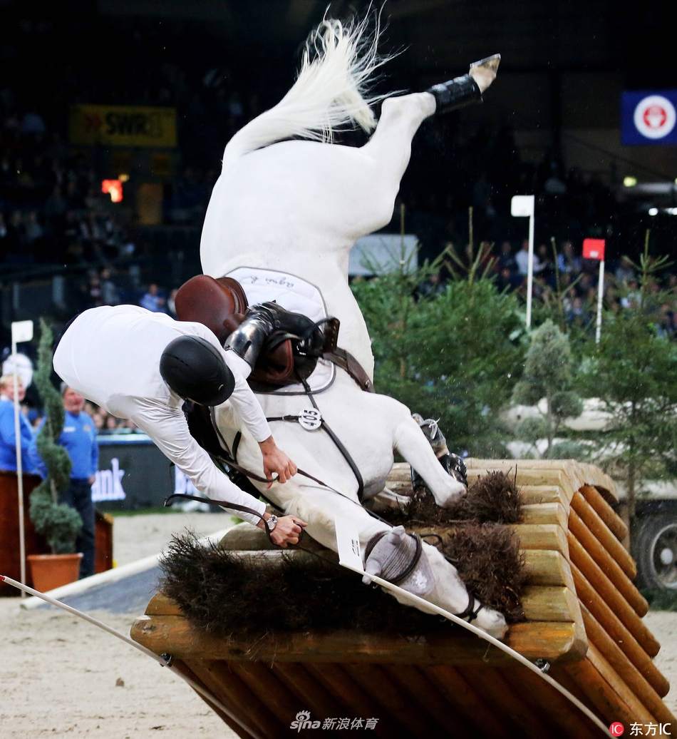 惊险!马术大师赛法国骑手意外摔马