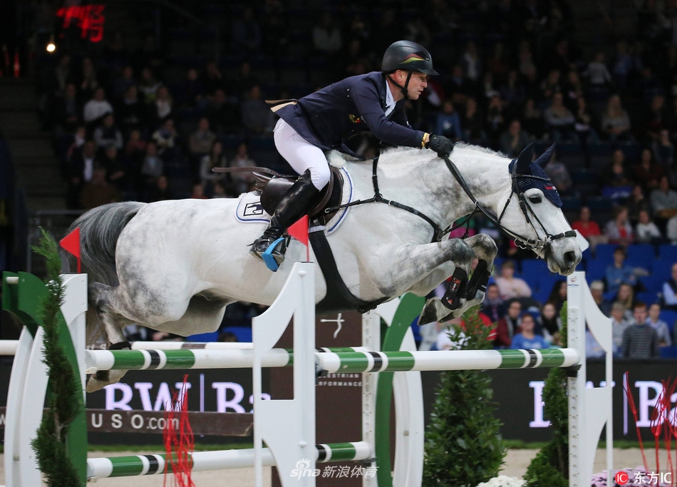 德国马术大师赛上演双重视觉盛宴