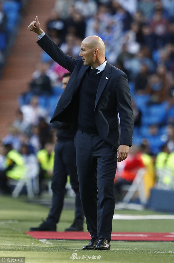 齐达内为队员点赞