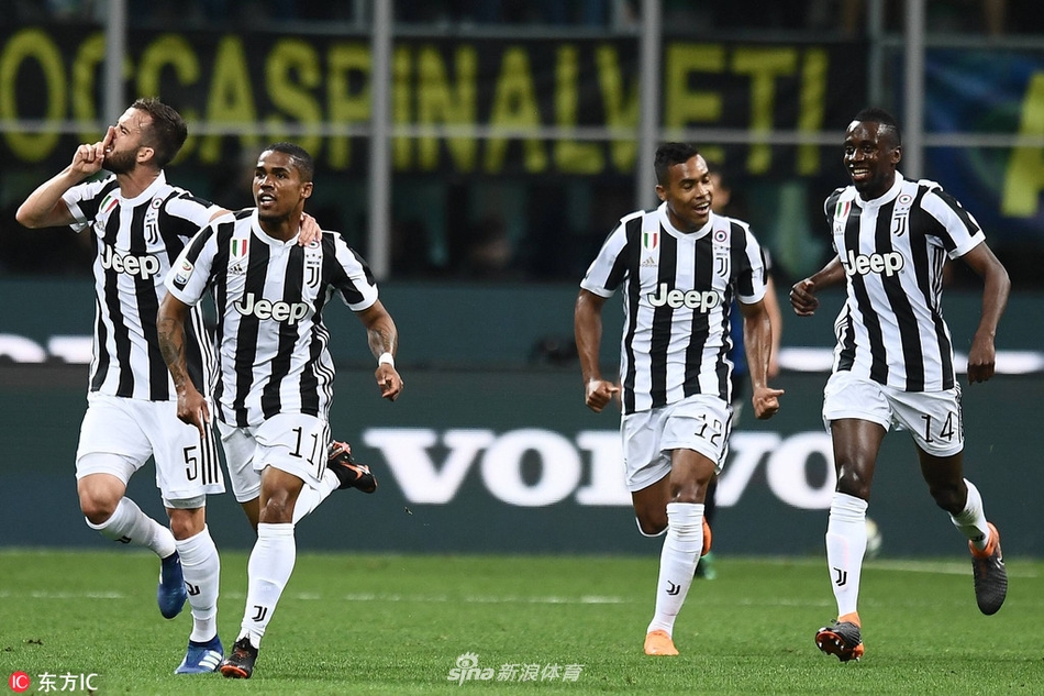 科斯塔庆祝进球