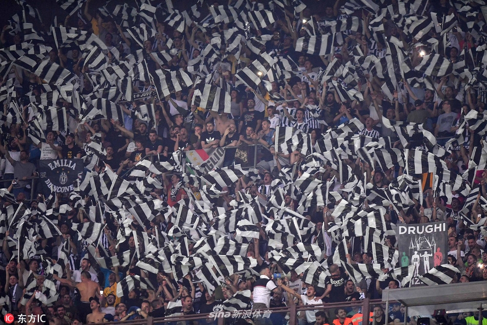 斑马军团球迷随队出征