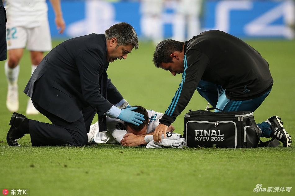 卡瓦哈尔受伤倒地