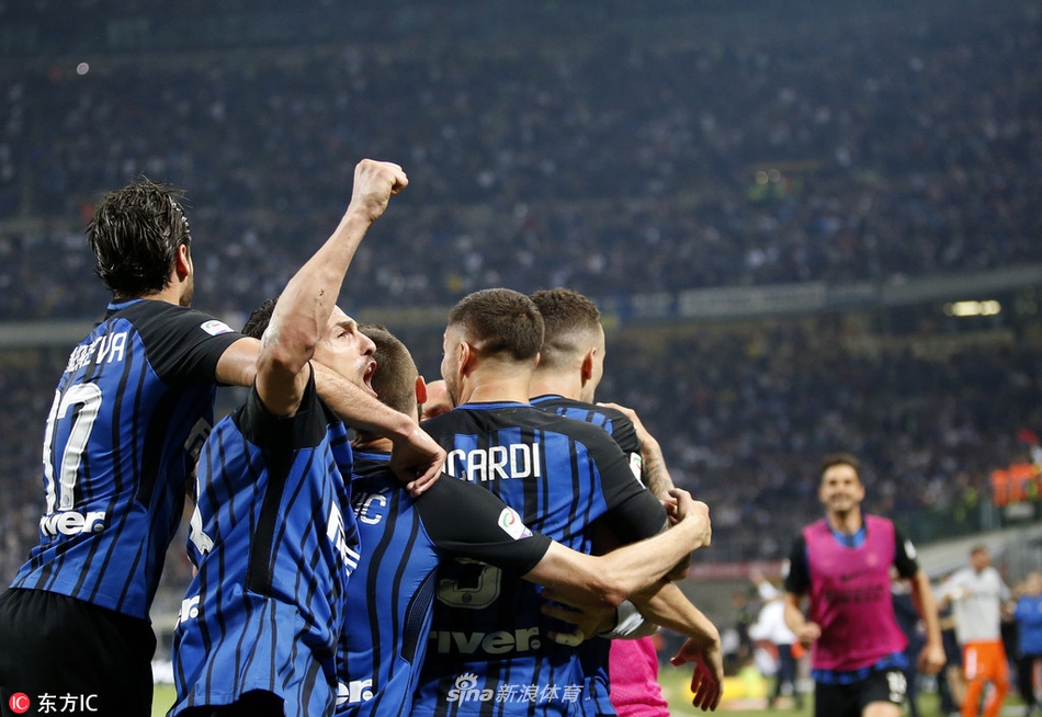 国米众将开心庆祝