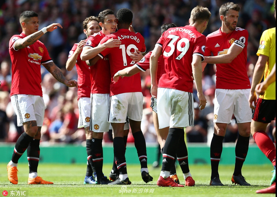 曼联众将庆祝进球
