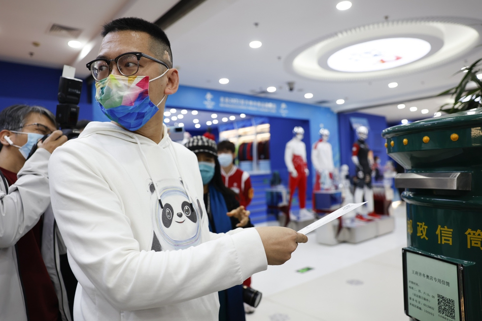 在现场通过邮筒将纪念封寄出