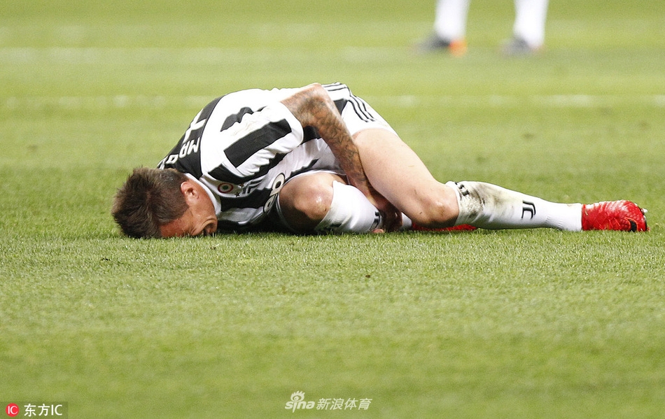 曼朱基齐痛苦倒地