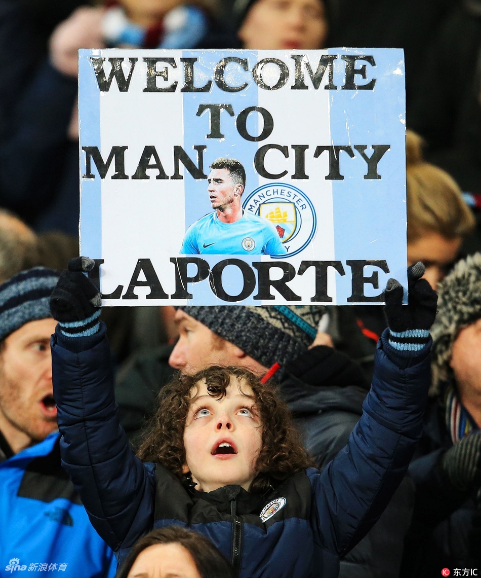 小球迷举横幅欢迎拉波尔特