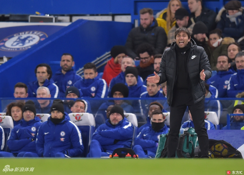 孔蒂场边焦急指挥