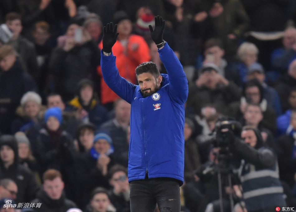 吉鲁热身时向球迷致意