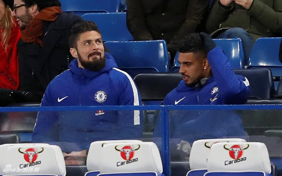 吉鲁在蓝军替补席观战