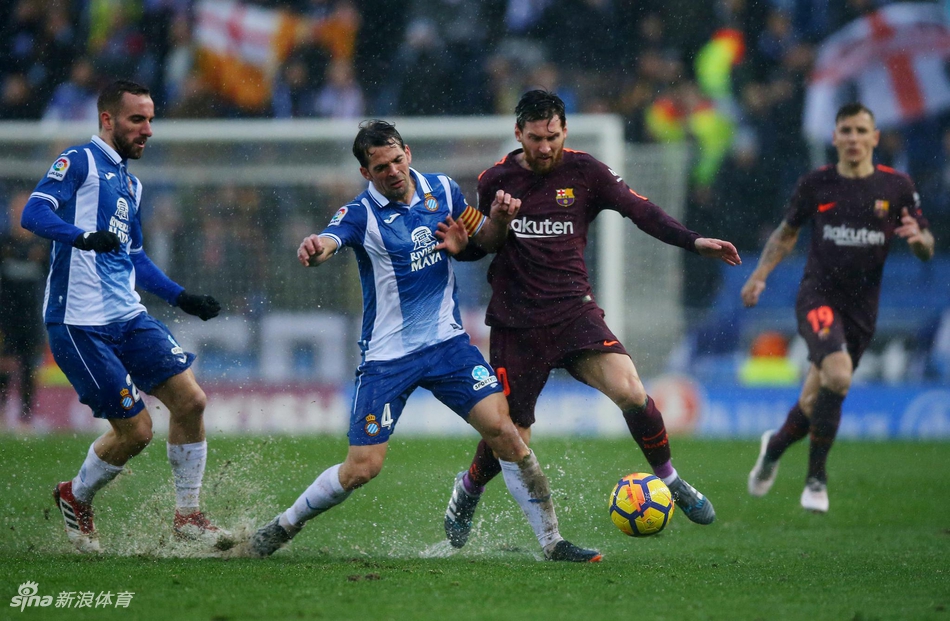 梅西大雨中对抗