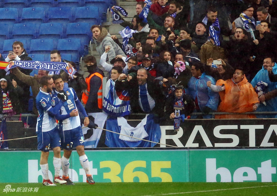 西班牙人庆祝进球