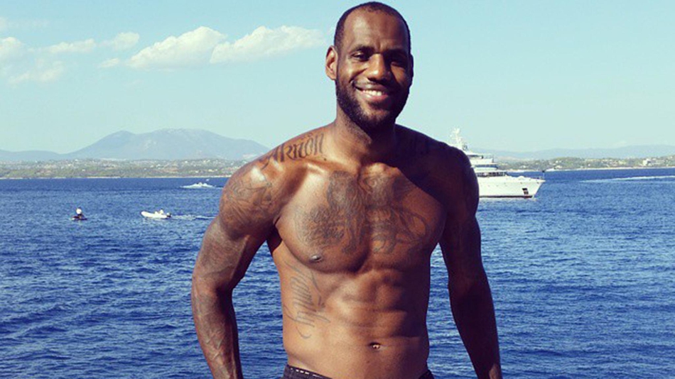 詹姆斯的别样半裸诱惑！这个三旬老汉的身材太性感了