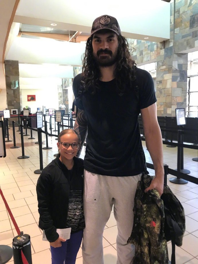 海王发福马王没了腹肌，但你仍旧分不清他和亚当斯