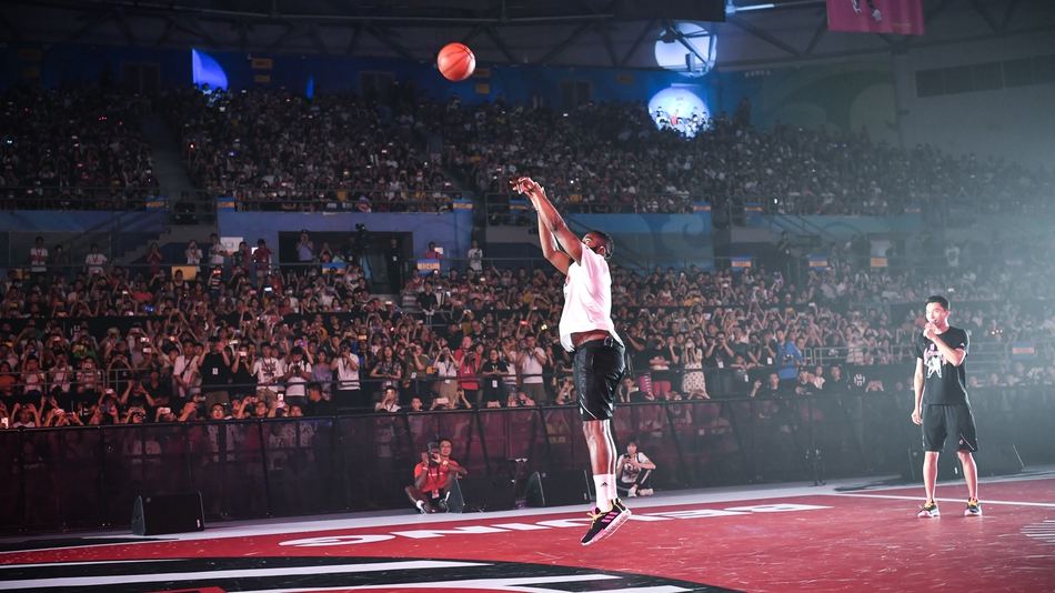 哈登中国行：化身京剧演员现场飙戏，被女拉拉队员众星捧月