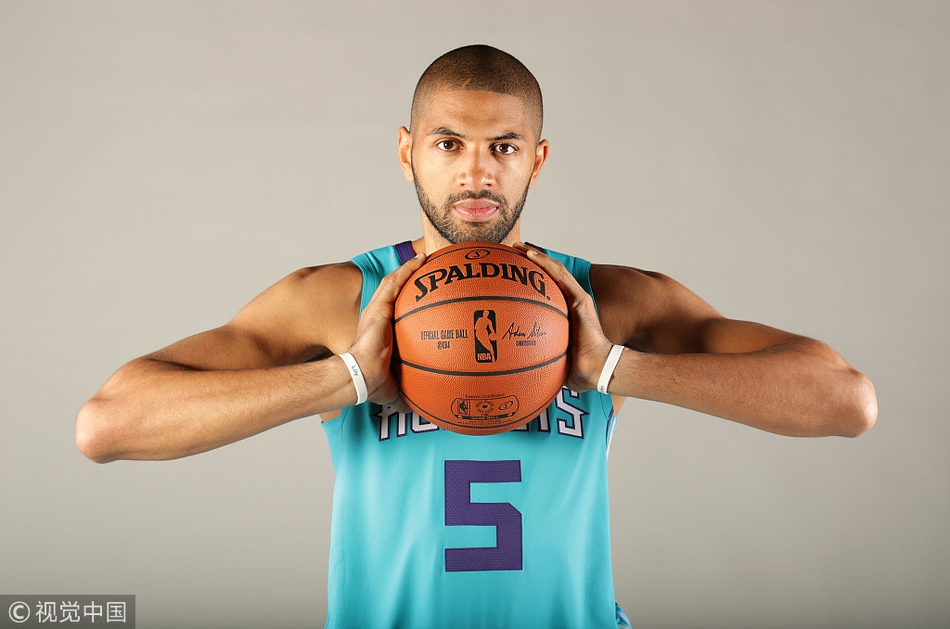 在今天这个场合，帕克穿着不是马刺的球衣公开亮相了