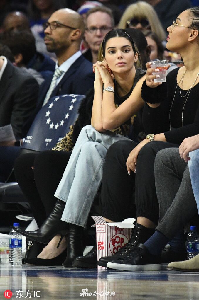 詹娜在斯台普斯中心为男友助威！这里也是她的主场