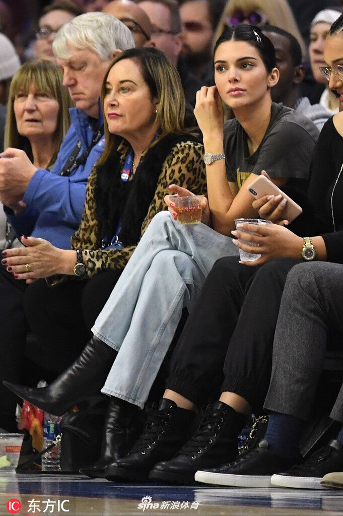 詹娜在斯台普斯中心为男友助威！这里也是她的主场