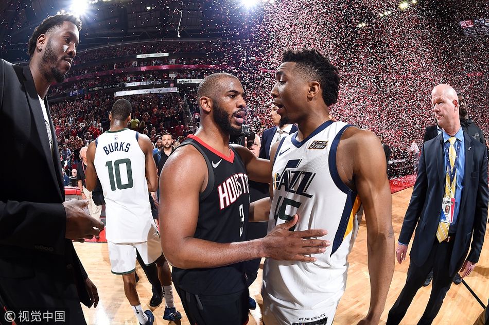 保罗在赛后问候米切尔